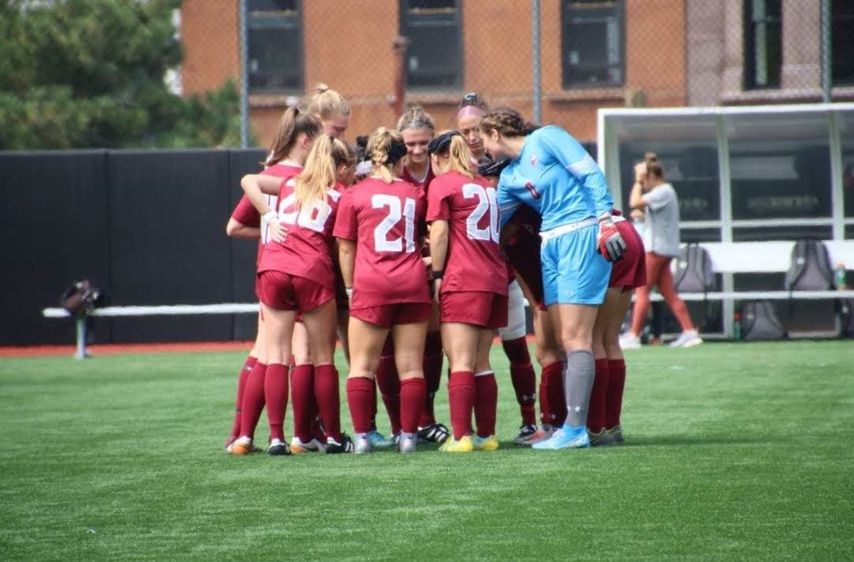 Erika McCarthy gathers in a huddle with the Stevens' Women's Soccer team.